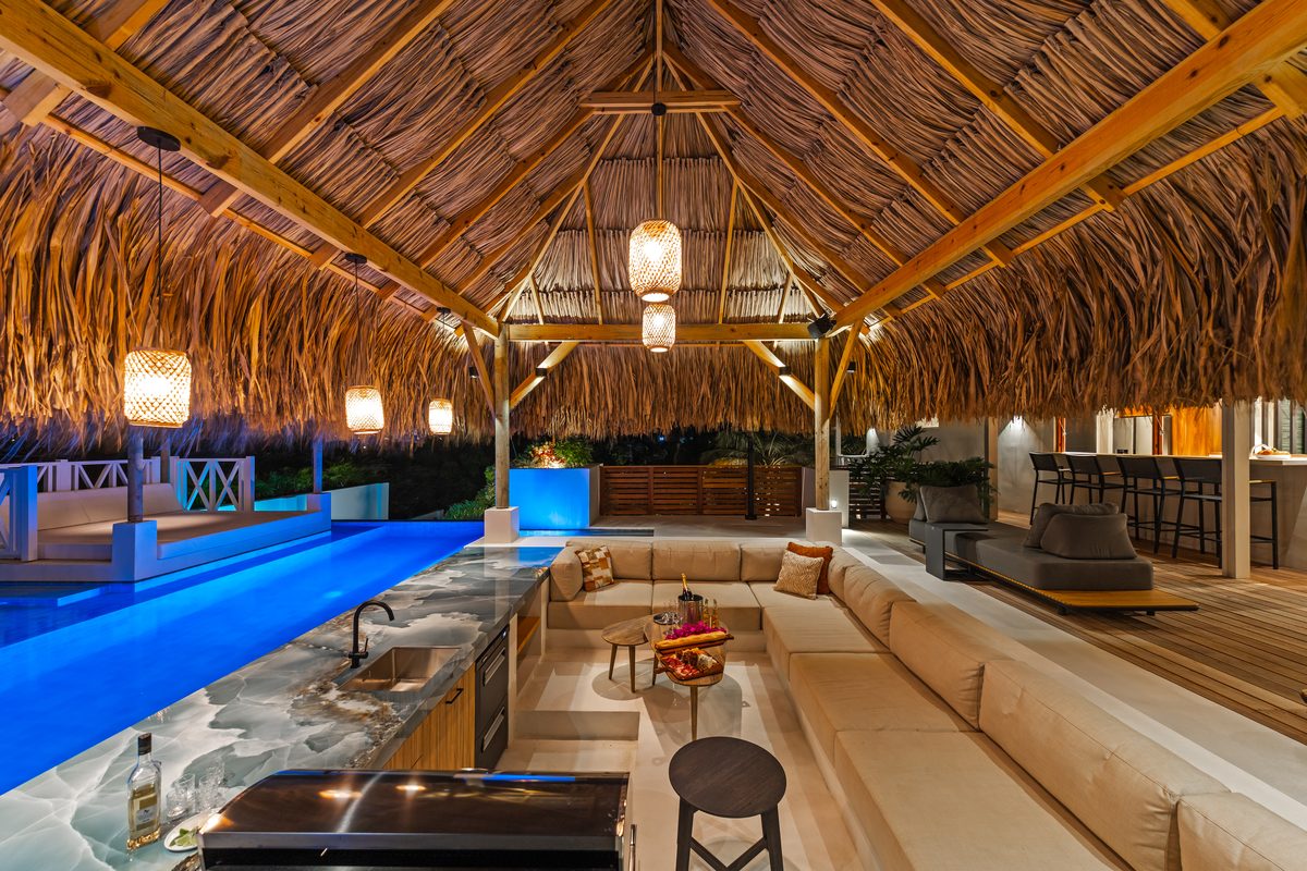 Achterzwembad met palapa-lounge