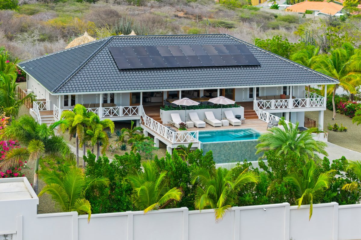 Overzicht villa & tuin — Lazy Jane villa Curaçao
